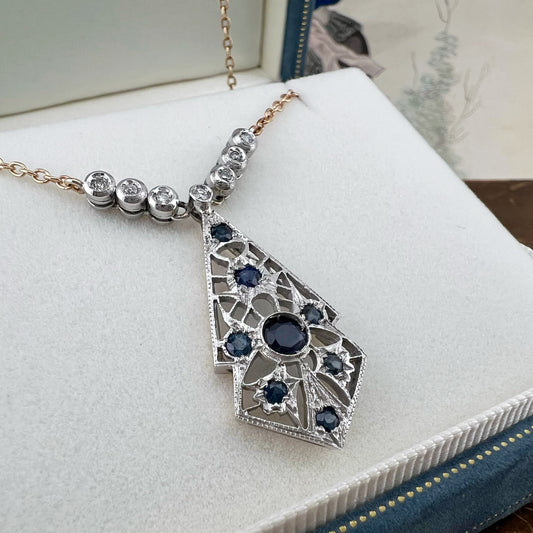 Collana con pendente traforato in zaffiri e diamanti – Europa, circa anni ’70