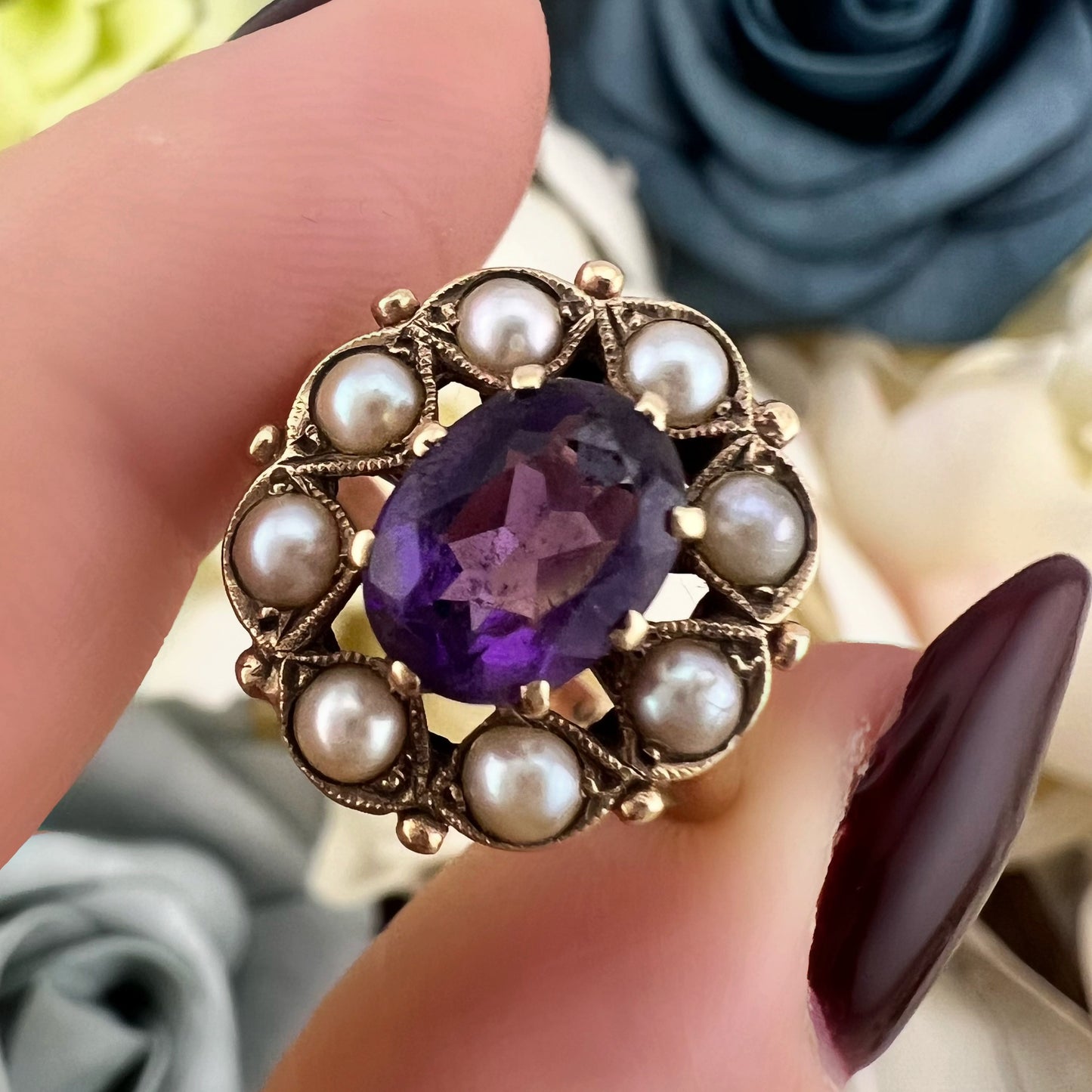Anello vintage a margherita in oro 9k con ametista e perle naturali. Edimburgo, 1962