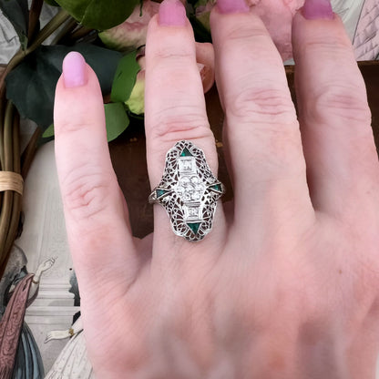 Anello Art Déco in oro bianco 18k con diamanti e smeraldi – pezzo unico d’epoca con scatola originale.