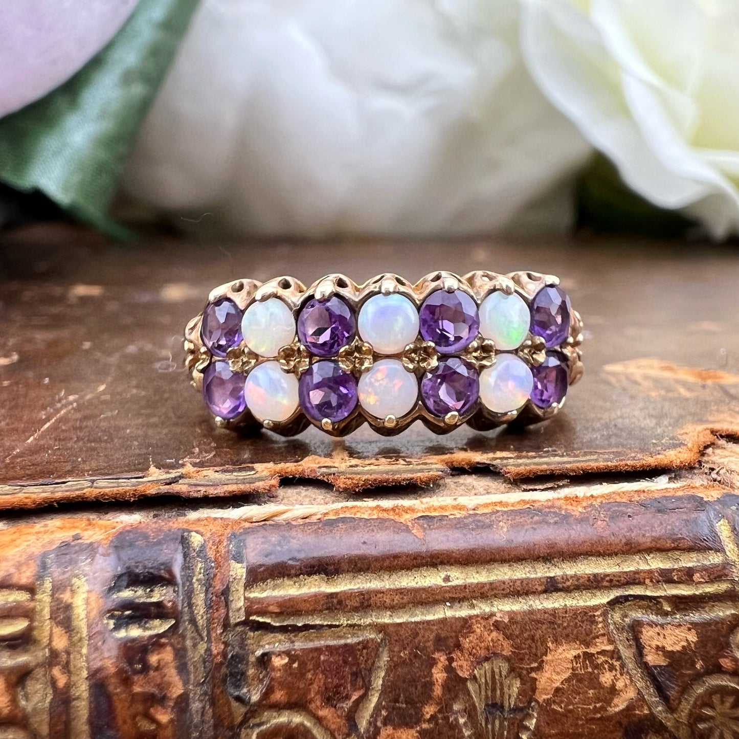 Anello a doppia riviera con ametiste e opali