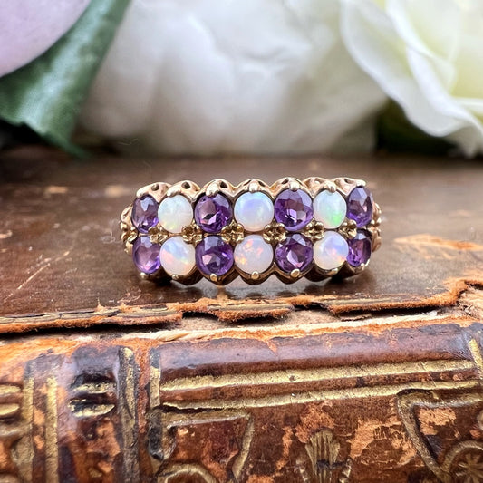 Anello a doppia riviera con ametiste e opali