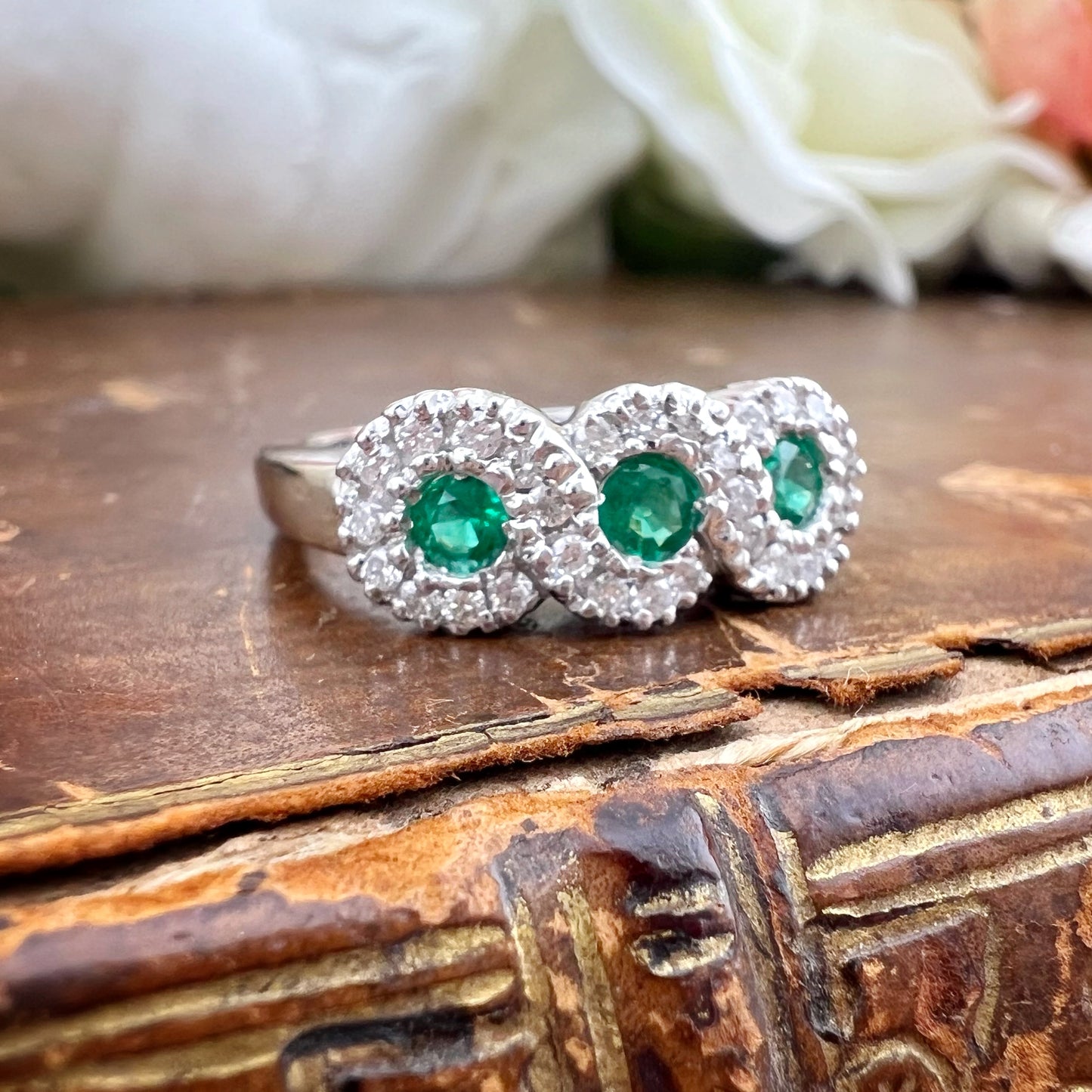 Anello Trilogy con Smeraldi e Diamanti – Oro Bianco 18k