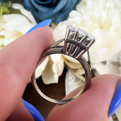 Anello a margherita quadrata struttura architettonica in oro bianco 18k e diamanti