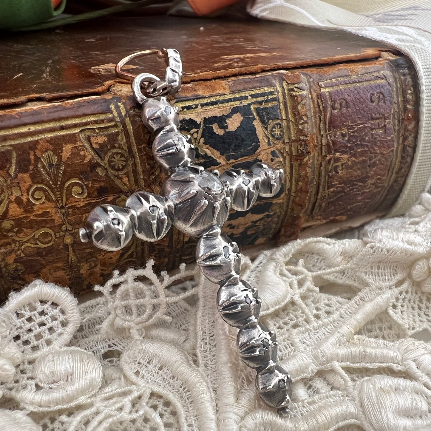 Croce Arlésienne in diamanti, argento e oro con gancio originale