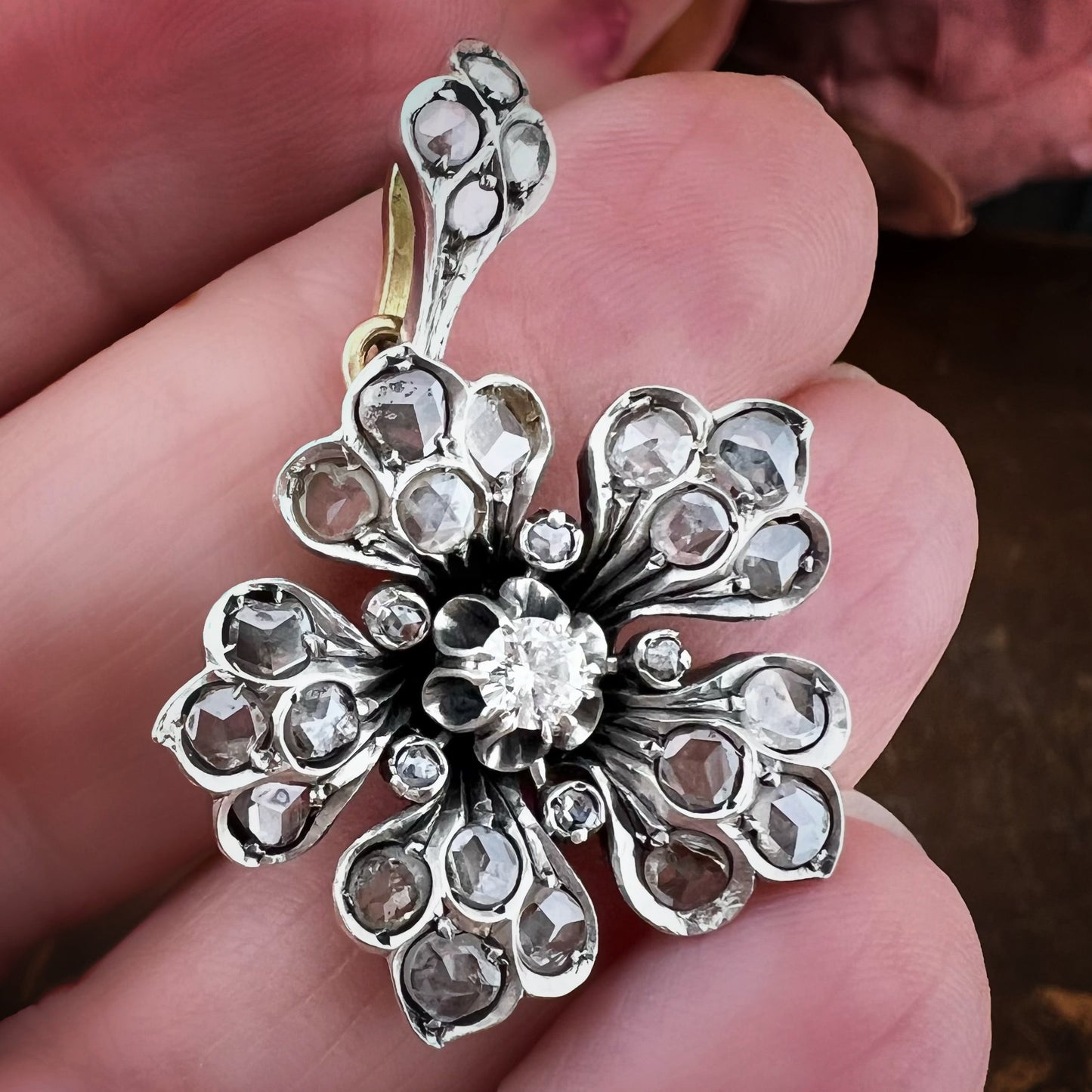 Pendente vintage a fiore in oro 18k con diamanti taglio rosa e brillante