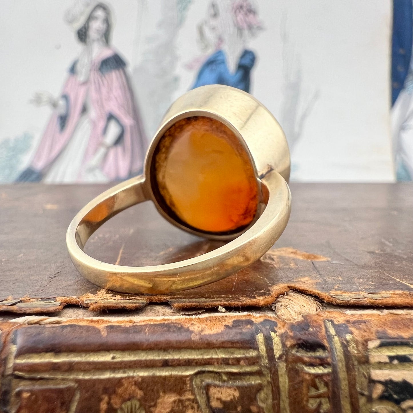 Grande anello chevalière in oro 18 carati e corniola. Italia 1970