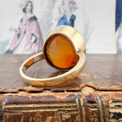 Grande anello chevalière in oro 18 carati e corniola. Italia 1970