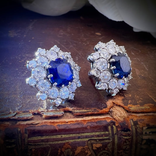 Orecchini a corolla stellata con zaffiri e diamanti old mine cut in oro 18 ct