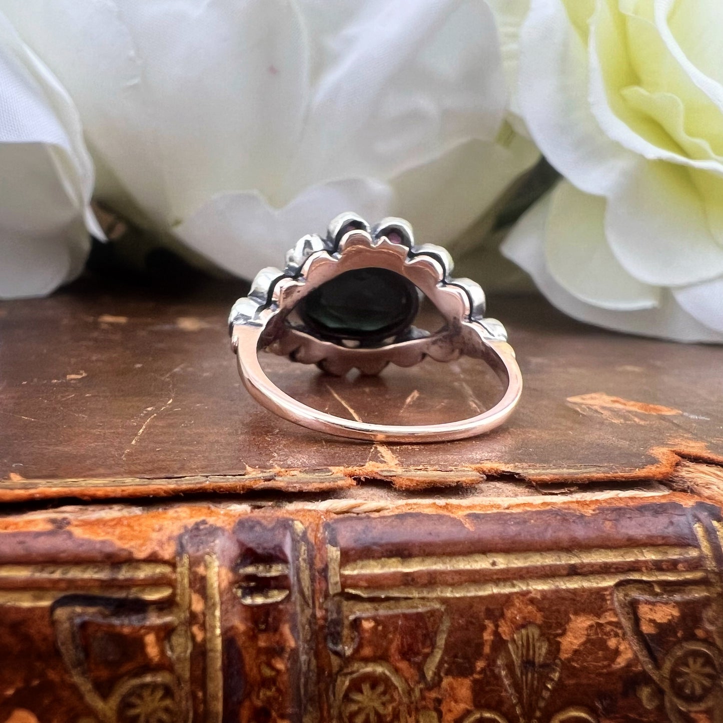 Anello belle époque in oro, argento, tormalina e rubini