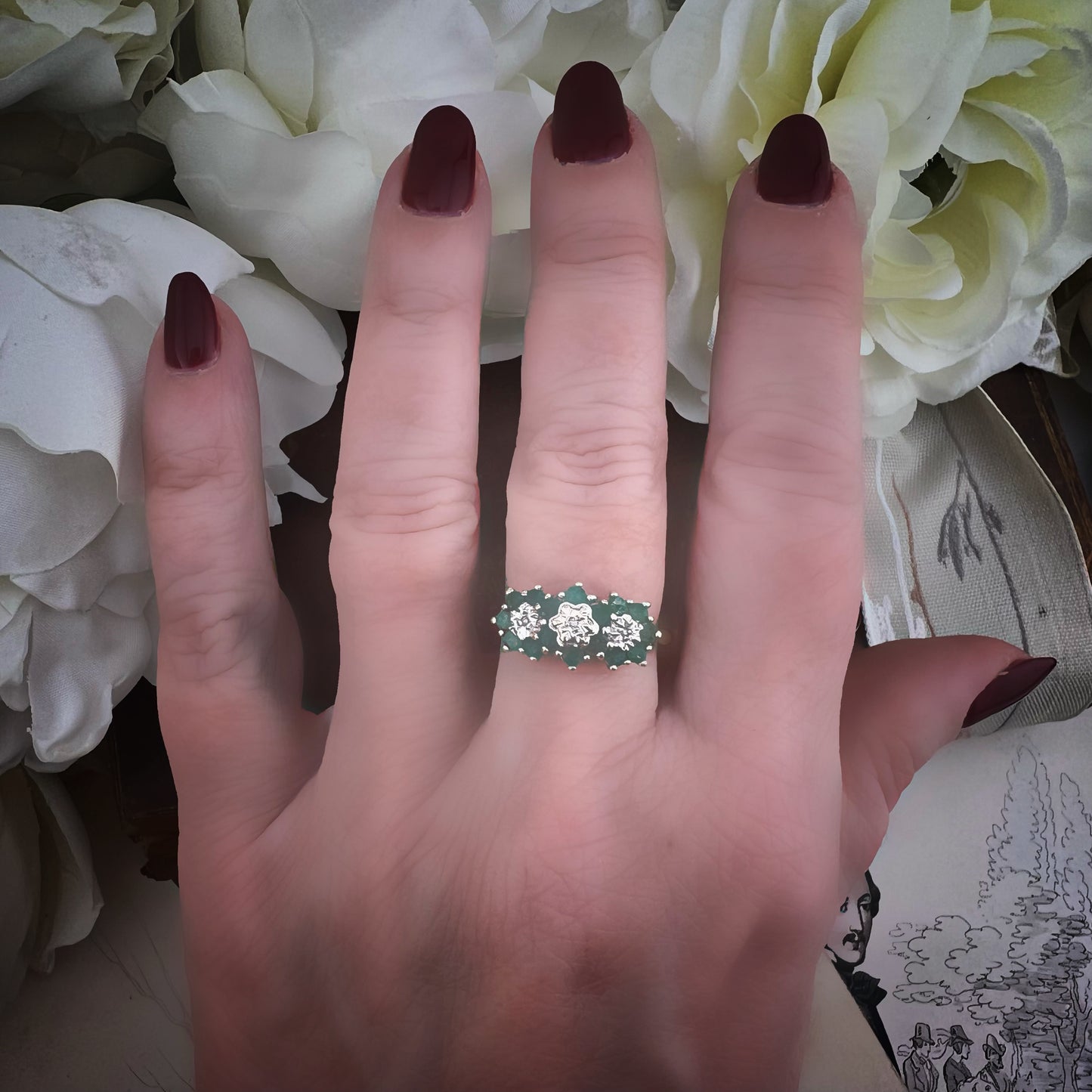 Anello a tre margherite di smeraldi