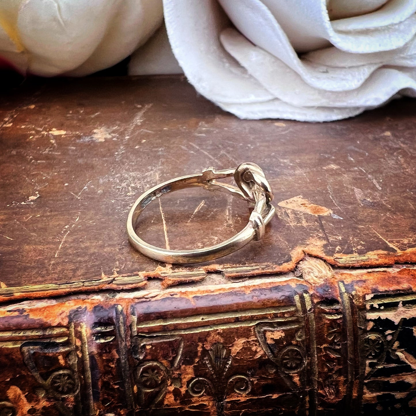 Anello vintage in oro con nodo d’amore – Inghilterra