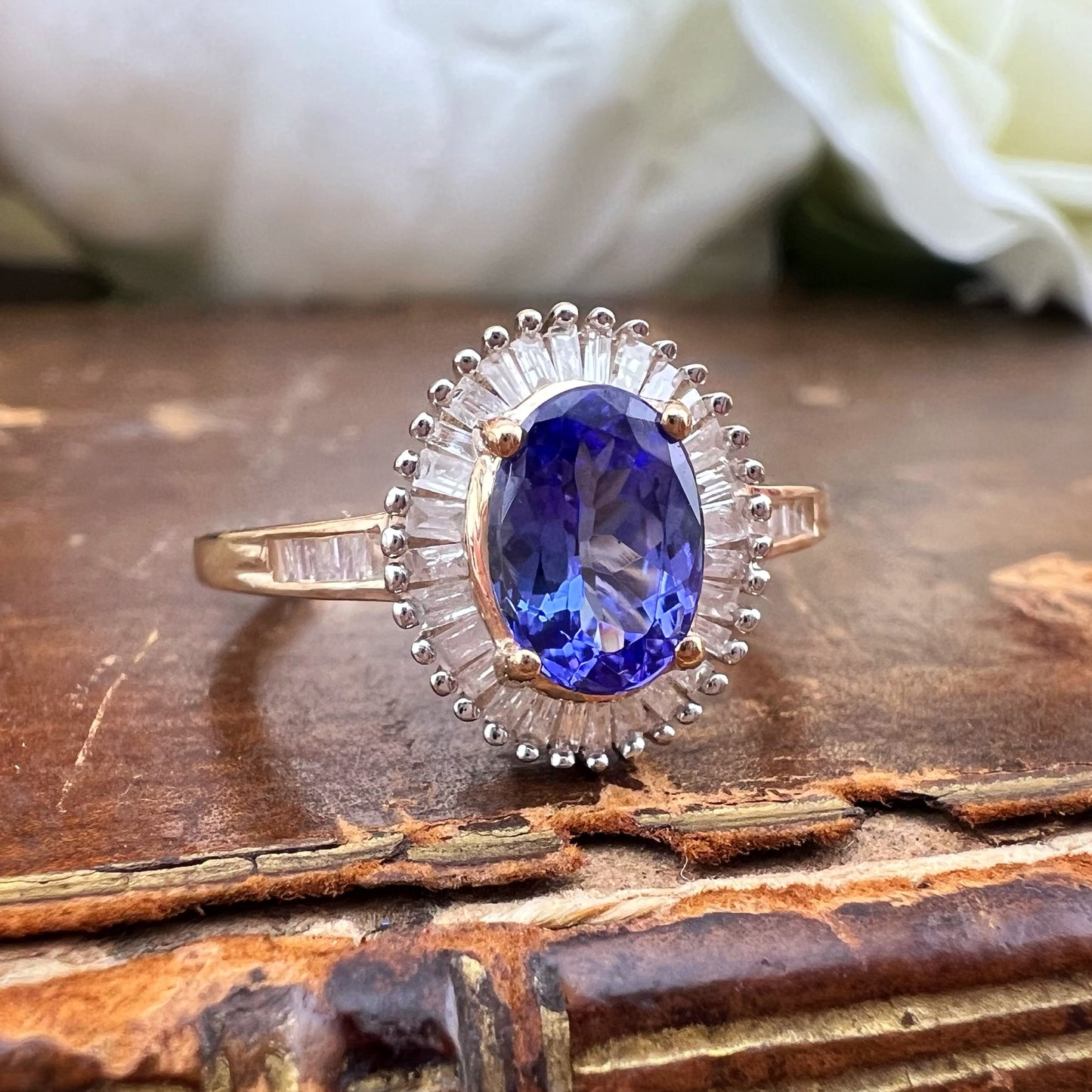 Anello vintage a margherita con tanzanite e diamanti baguette in oro giallo
