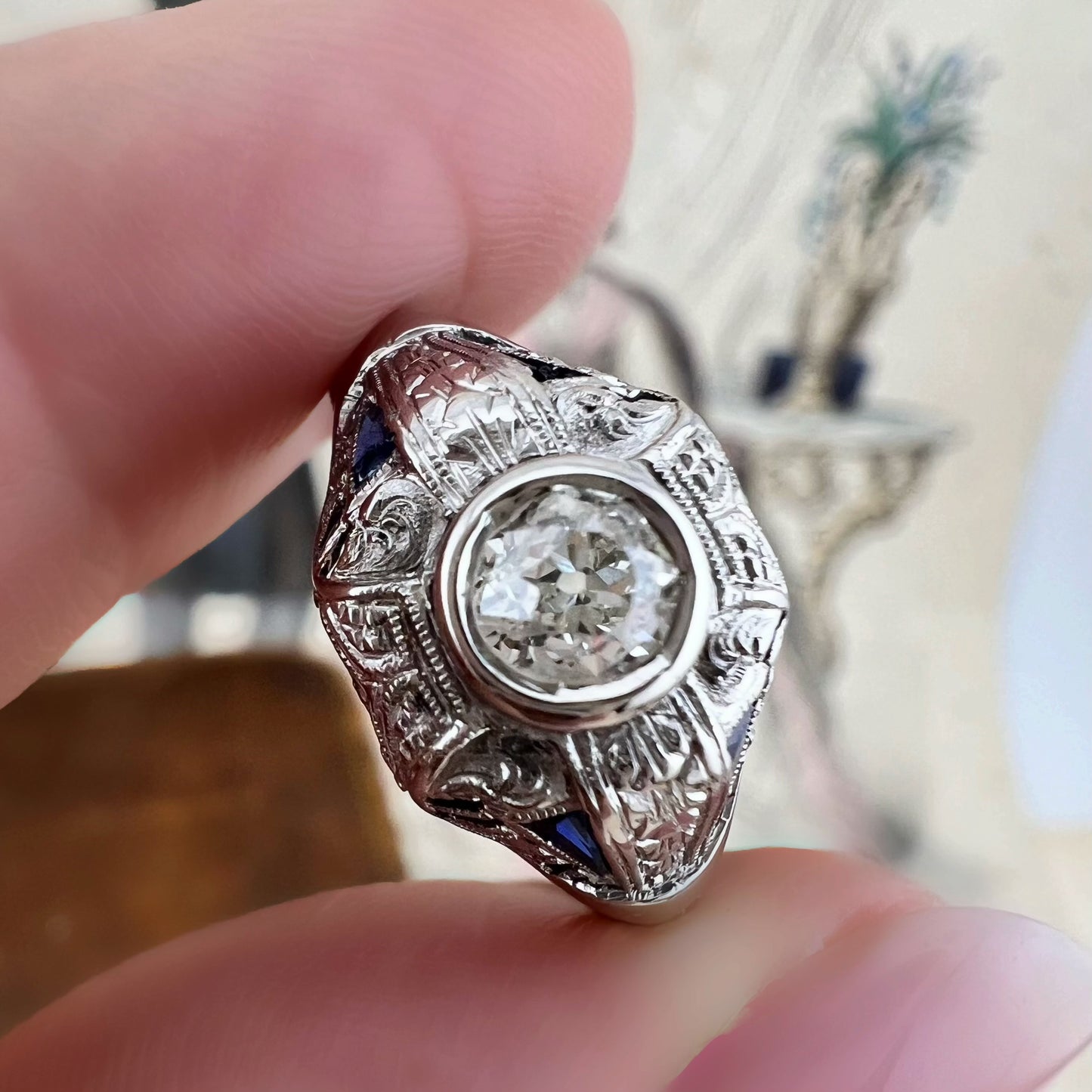 Anello Art Déco in platino con diamante Old Mine e zaffiri naturali. Italia c. 1920-30