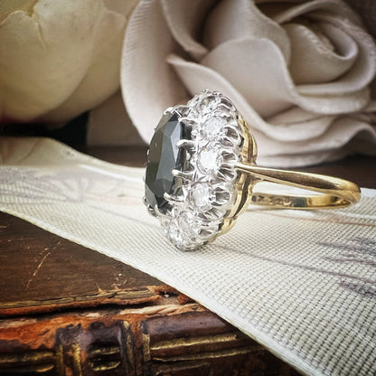 Anello a margherita in oro 18 ct con zaffiro e diamanti