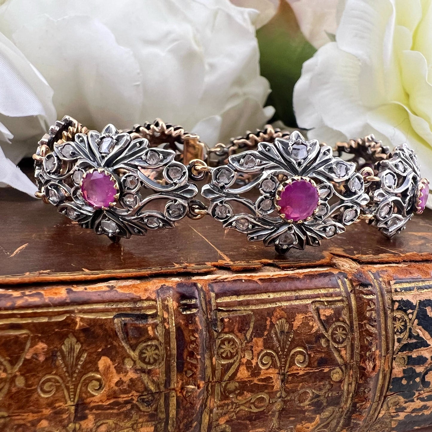 Bracciale con rubini e diamanti a rosetta in oro 18 ct e argento
