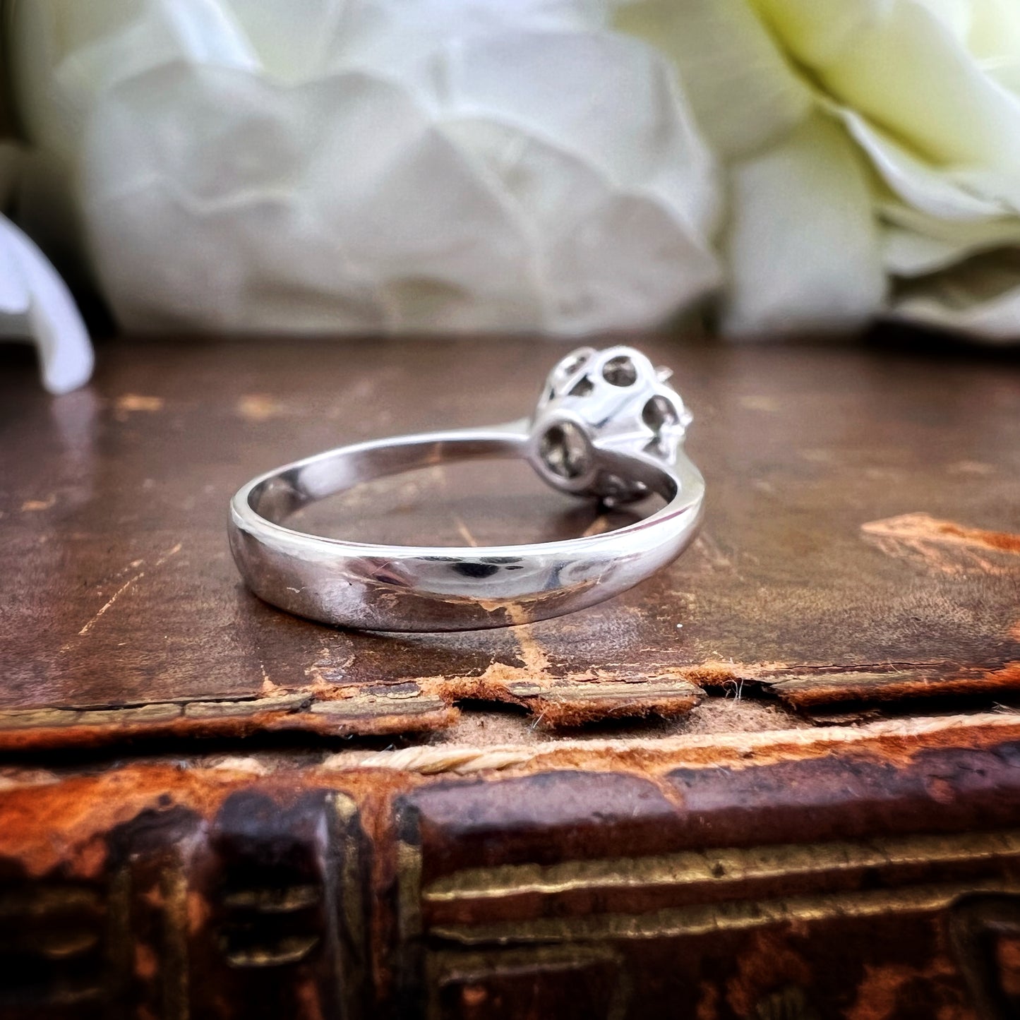 Solitario in oro bianco 18 ct con diamante Old Mine Cut da 0.60 ct