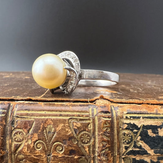 Anello con perla e diamanti in oro bianco 18 ct