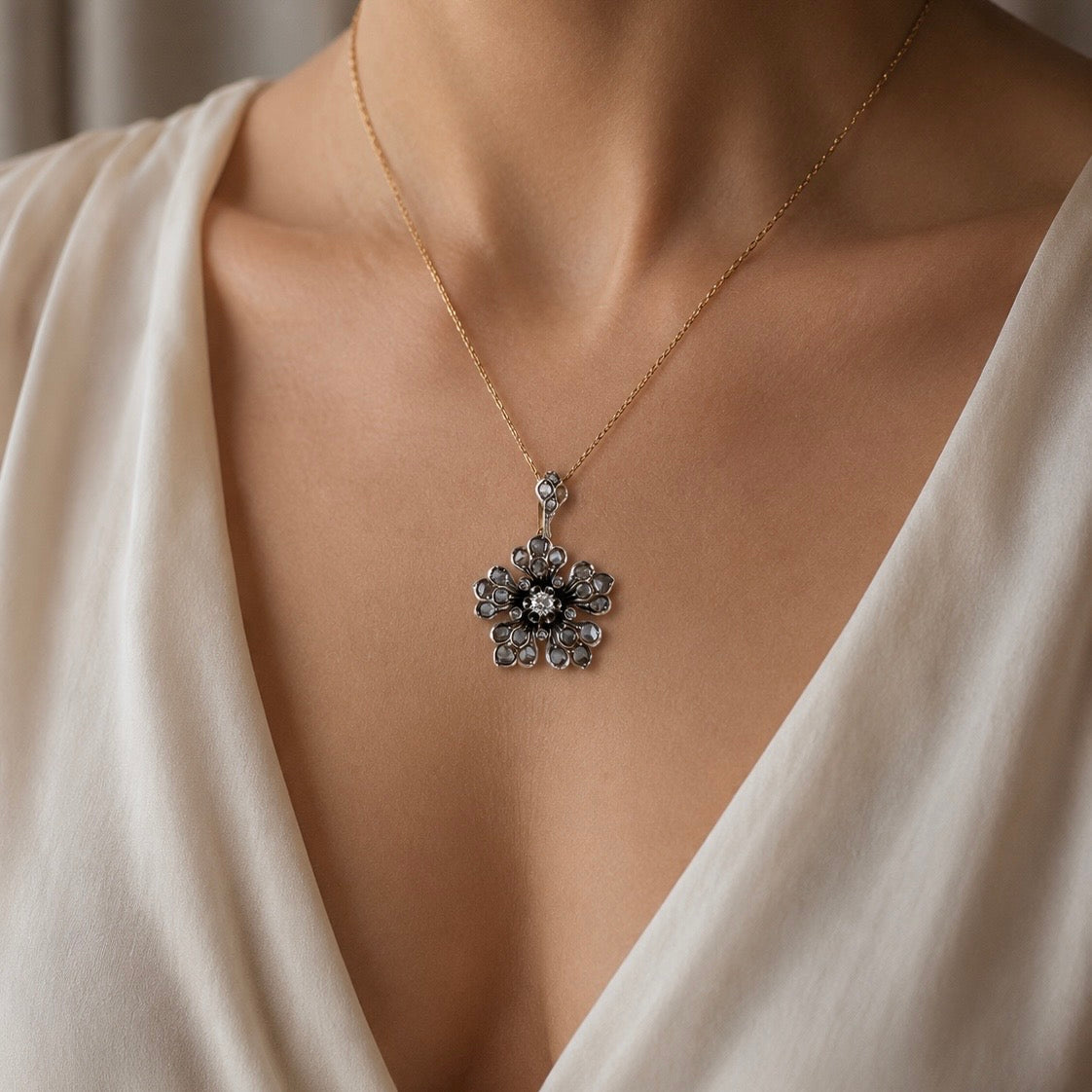 Pendente vintage a fiore in oro 18k con diamanti taglio rosa e brillante