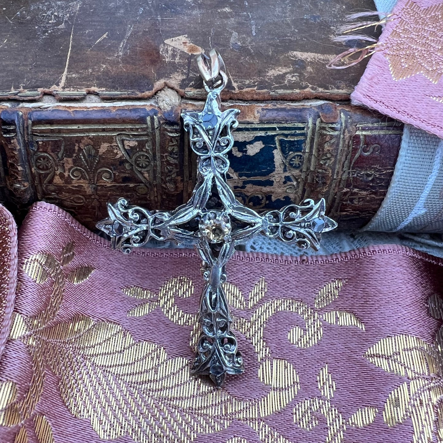 Croce Pendente in Oro e Argento con Topazi e Citrino