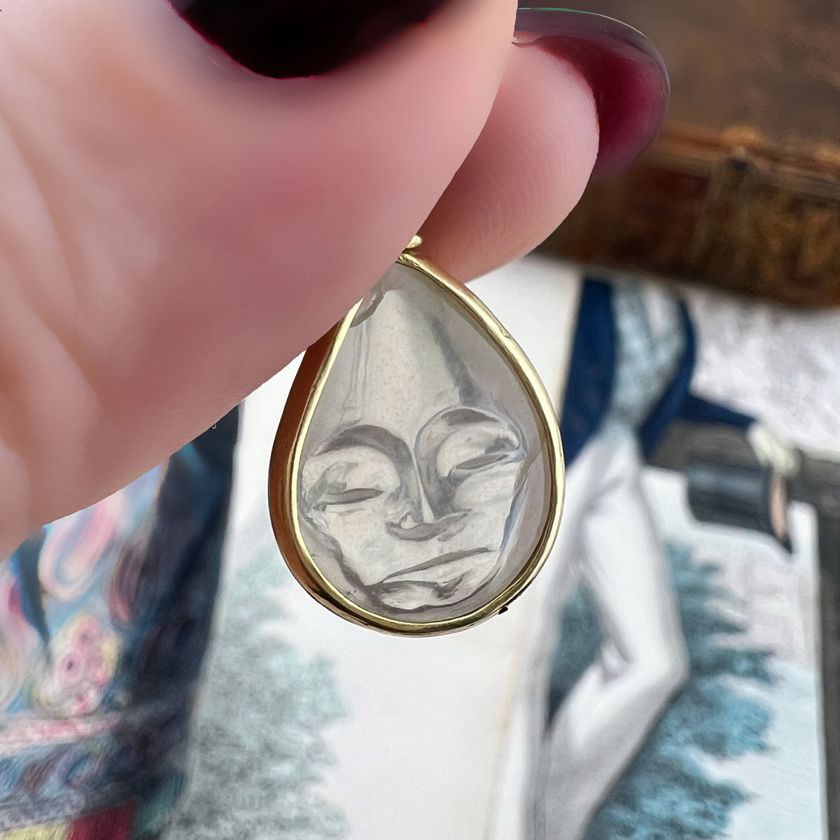 Pendente “volto della luna” in pietra di luna e oro 18 k– Europa, anni ’60