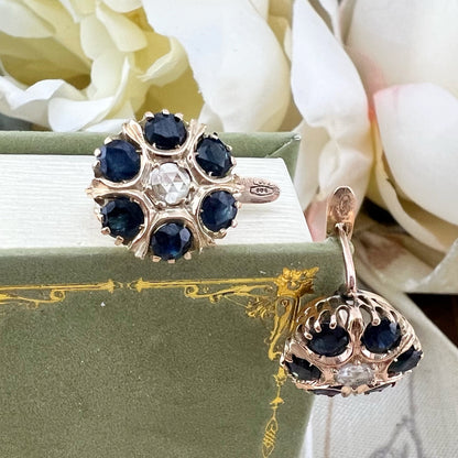 Orecchini a margherita in oro giallo con zaffiri e diamanti rosetta. Italia 1950 c.