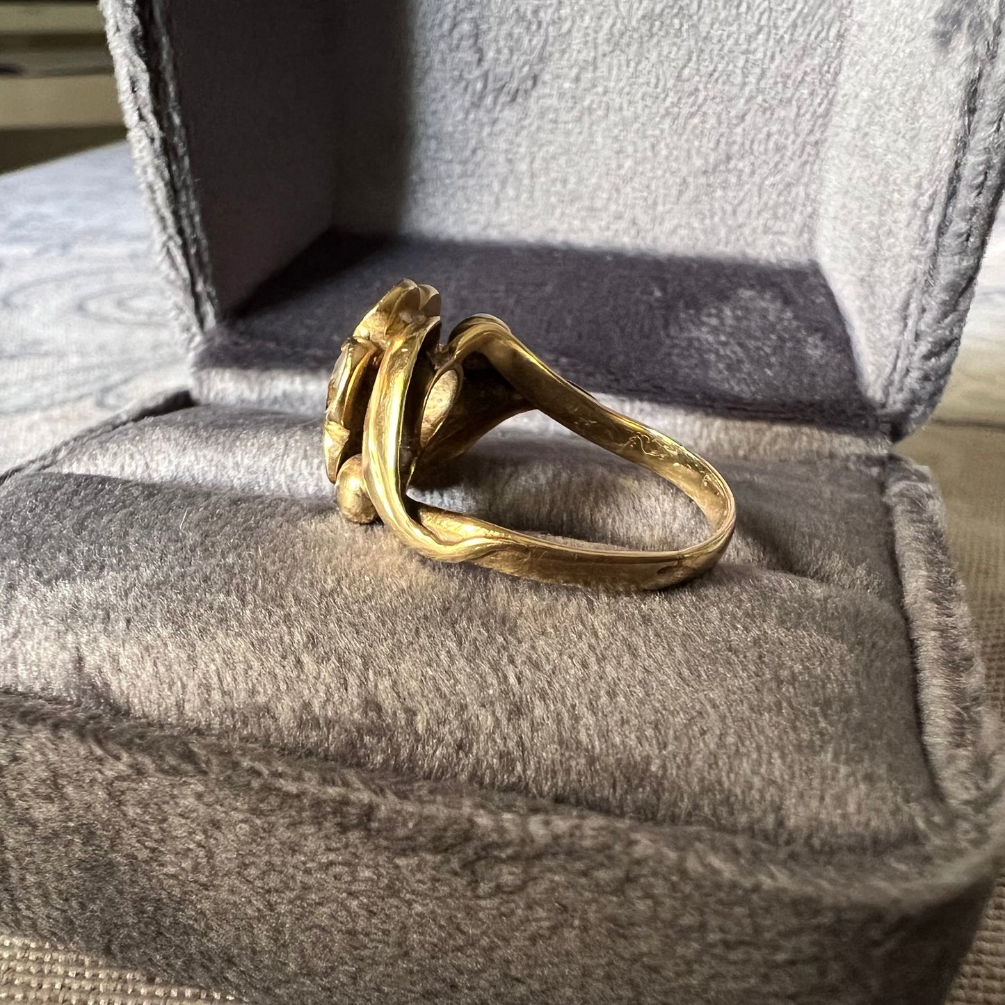 Anello a fiore primi ‘900 con topazio bianco in oro 18 ct