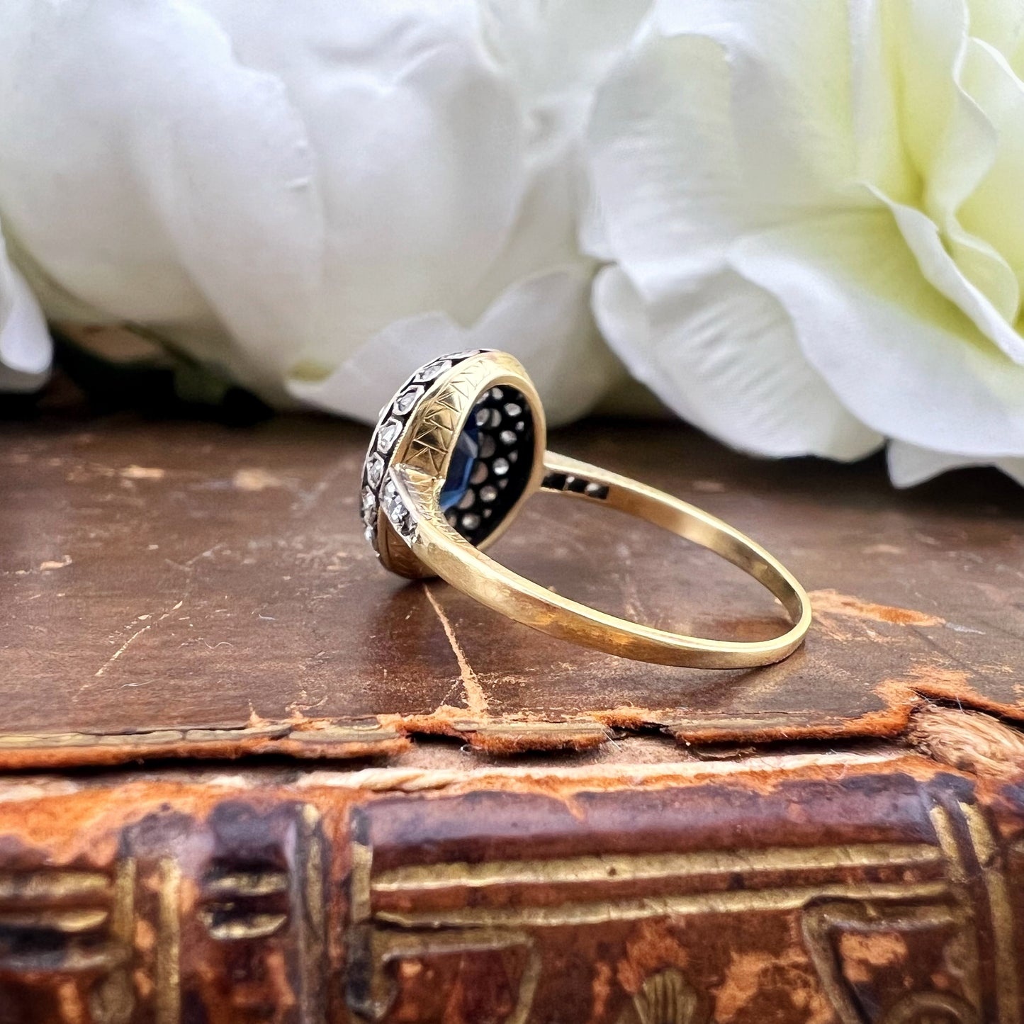 Anello con zaffiro birmano e diamanti - Art Déco