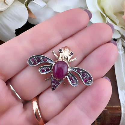 Spilla ape in oro 14k, argento e rubini. C. 1950