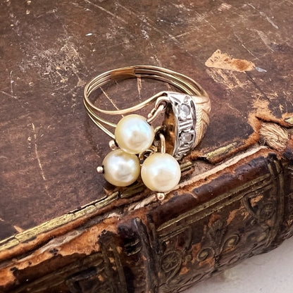 Anello Liberty in oro 18 kt con tre perle pendenti e diamanti rosetta