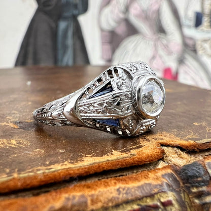 Anello Art Déco in platino con diamante Old Mine e zaffiri naturali. Italia c. 1920-30