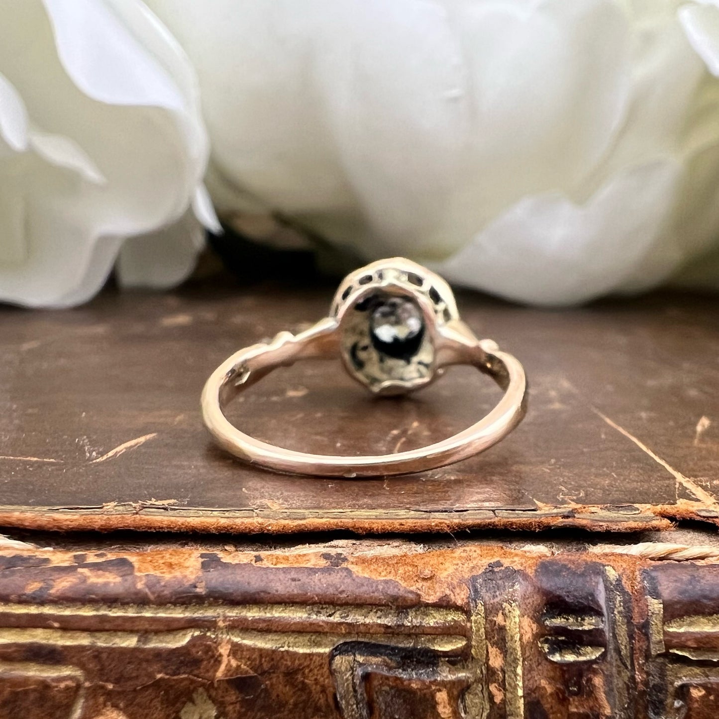 Anello antico in oro giallo con diamante Old Mine e corona di rose cut – Italia, primi ‘900