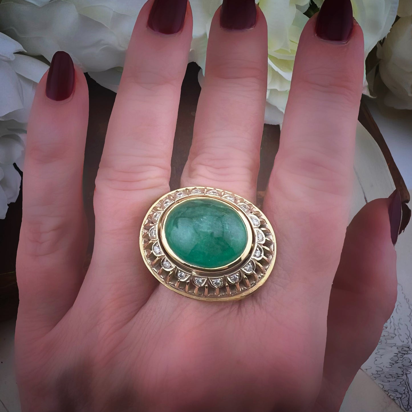 Imponente smeraldo cabochon da 20 ct su oro 18 ct e diamanti