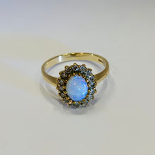 Carica l&#39;immagine nel visualizzatore di Gallery, Anello vintage inglese in oro con opale e diamanti

