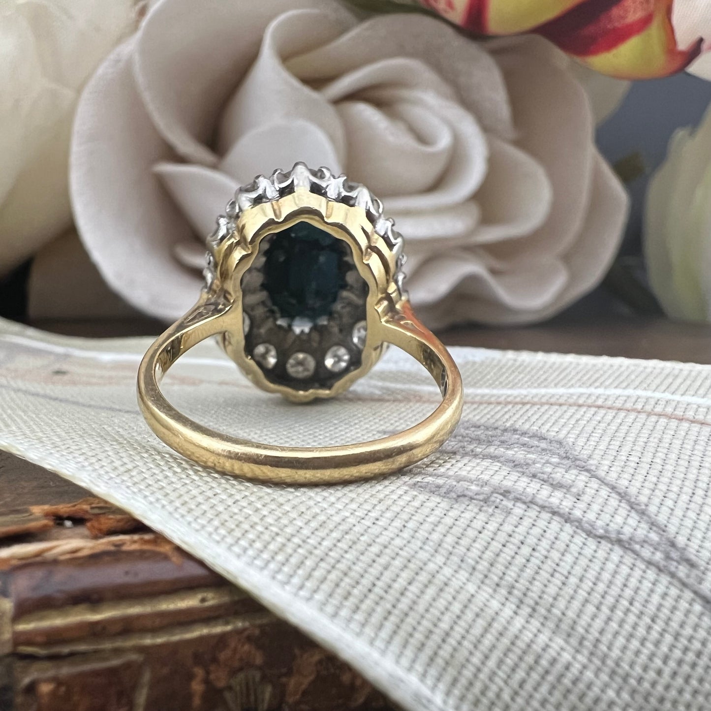 Anello a margherita in oro 18 ct con zaffiro e diamanti