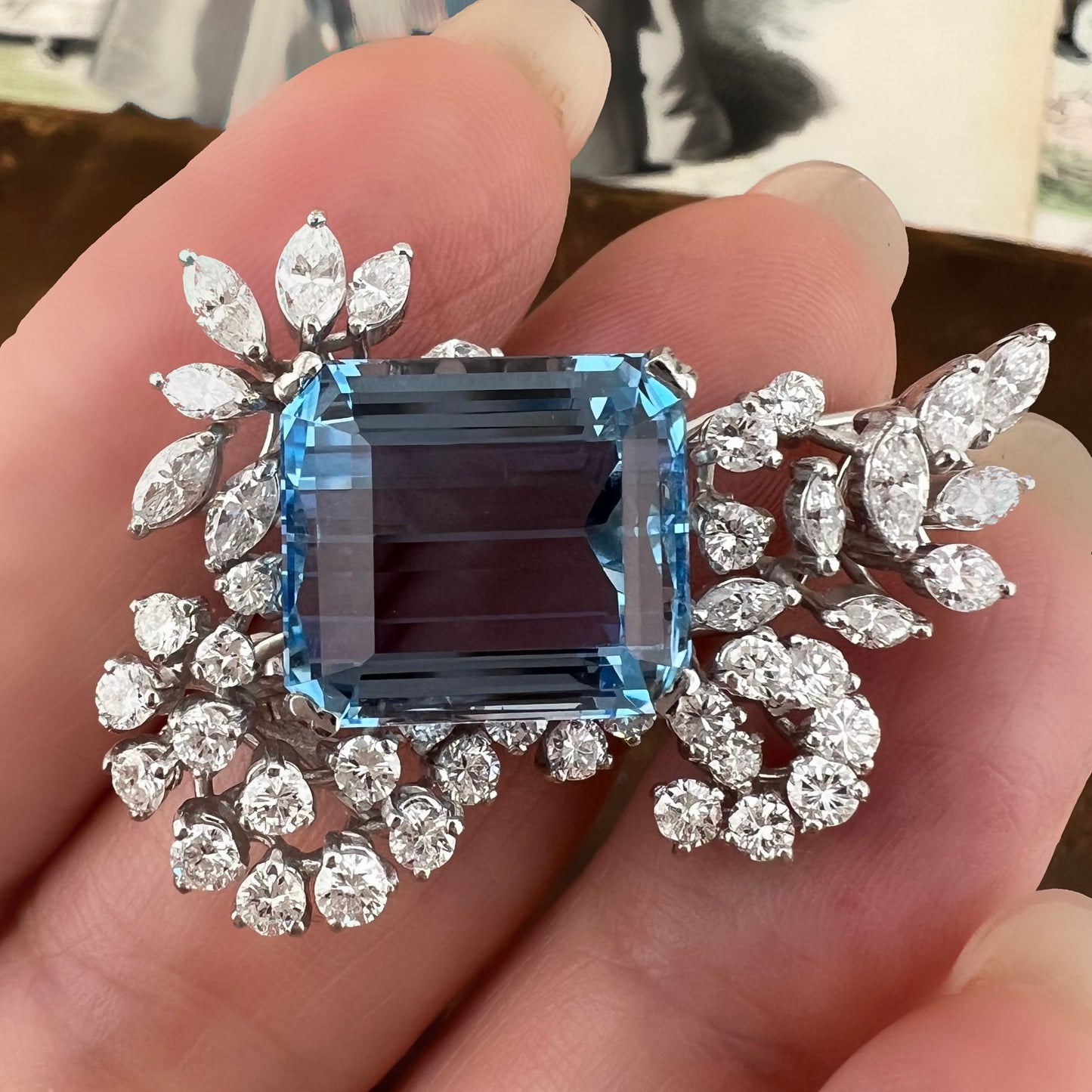 Spilla in platino con spettacolare acquamarina e diamanti da 10 ct e diamanti – Europa, anni ’50