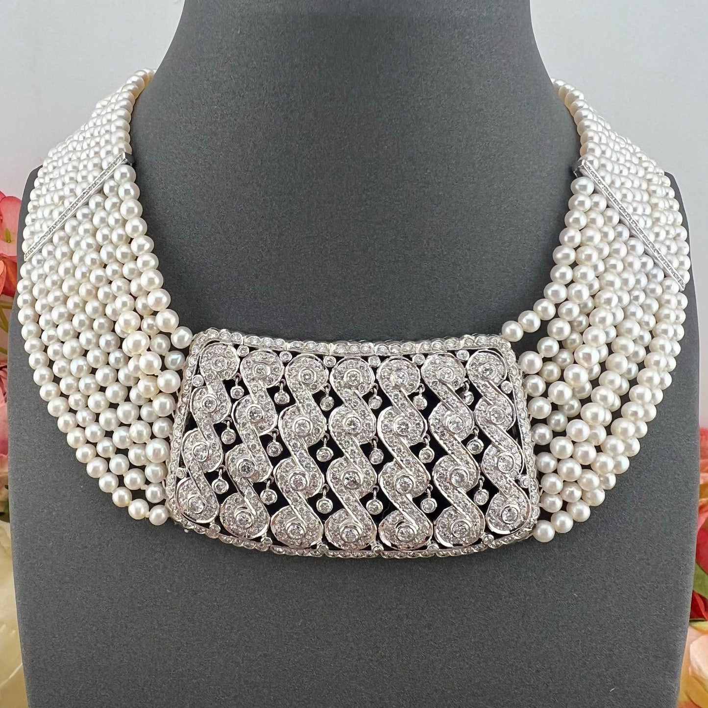 Importante collare con 7.95 ct di diamanti e 780 perle Akoya in oro 18k