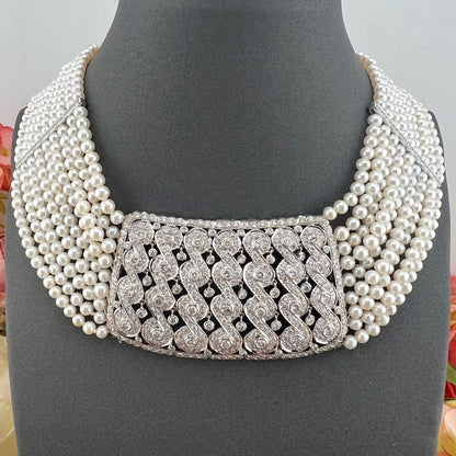 Importante collare con 7.95 ct di diamanti e 780 perle Akoya in oro 18k