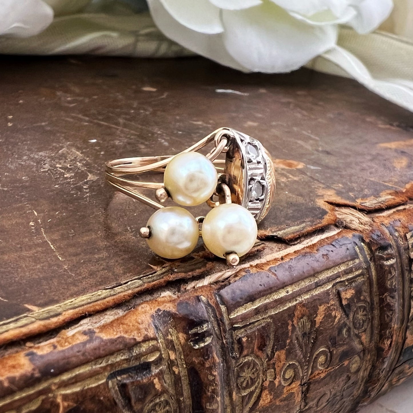 Anello Liberty in oro 18 kt con tre perle pendenti e diamanti rosetta
