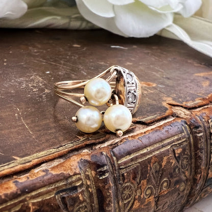 Anello Liberty in oro 18 kt con tre perle pendenti e diamanti rosetta