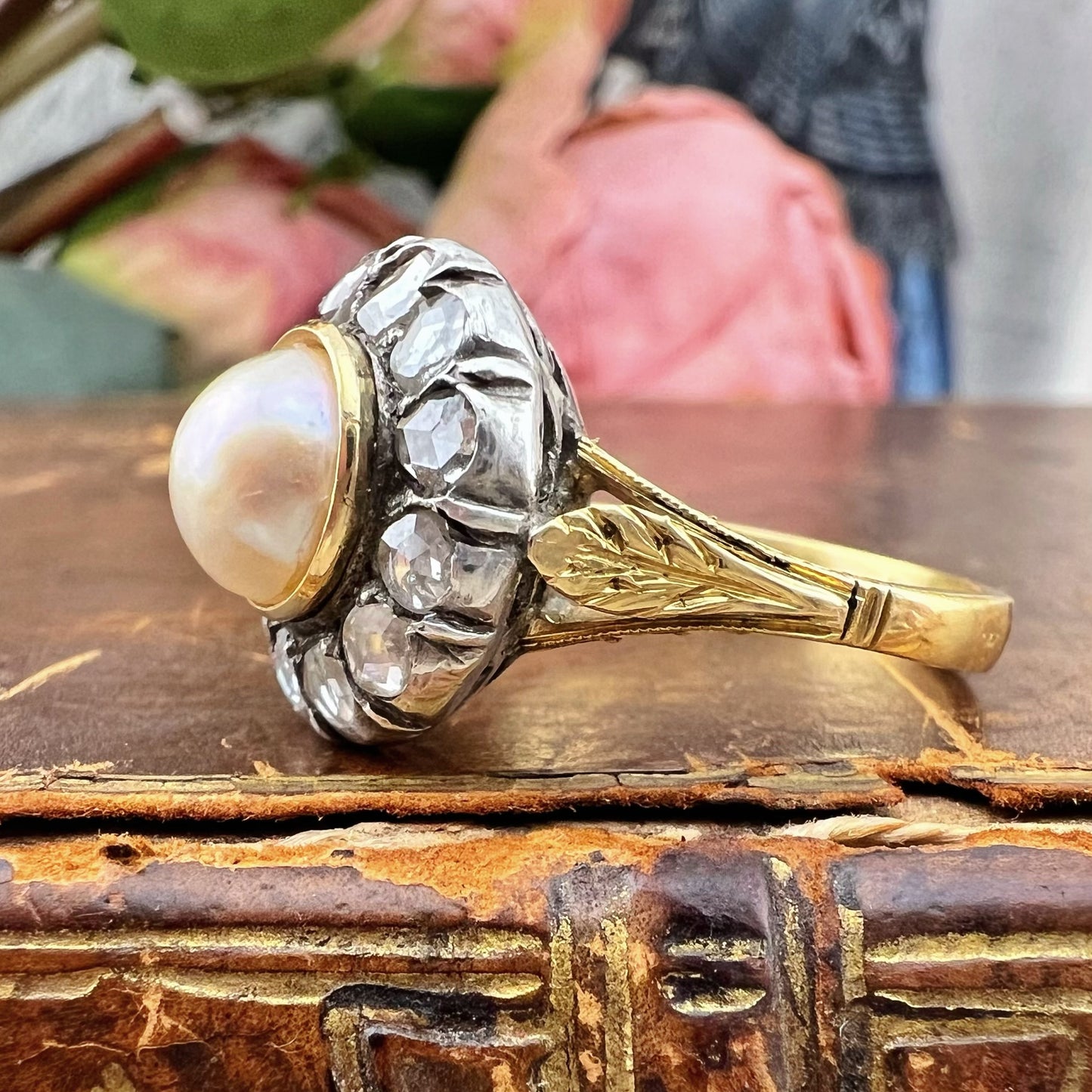 Anello antico in oro 18K con perla Mabè e diamanti a taglio rosa