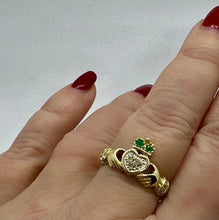 Carica l&#39;immagine nel visualizzatore di Gallery, Claddagh ring in oro, smeraldi e diamanti
