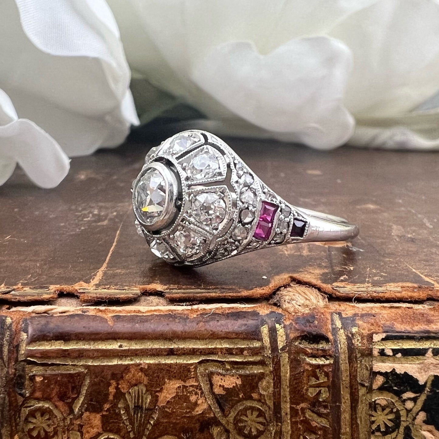 Anello anni ‘20-‘30 in platino con diamanti old mine ct 1.60 totali e rubini