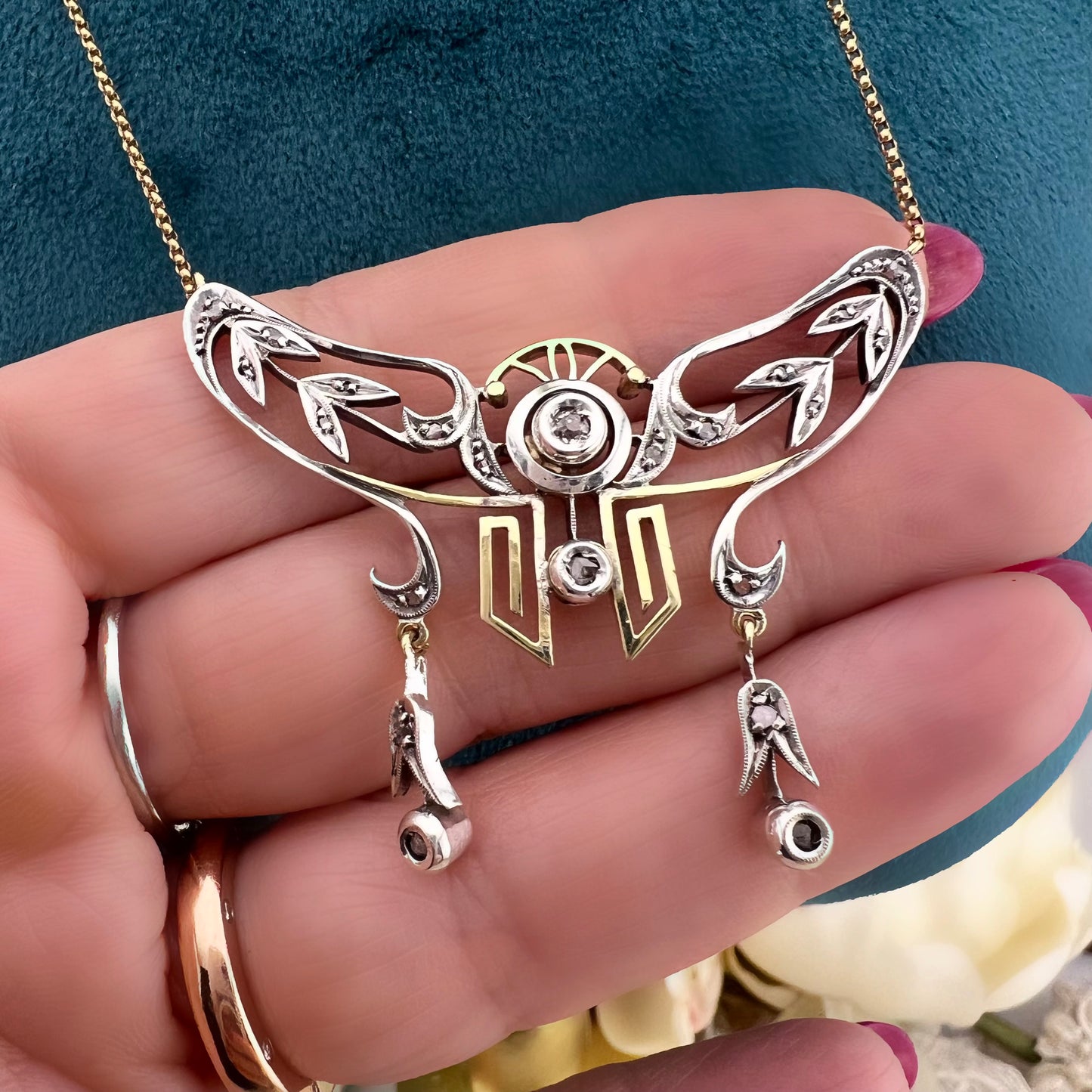 Collana Art Nouveau a négligé in oro 18k diamanti e argento con catena manin a 22k