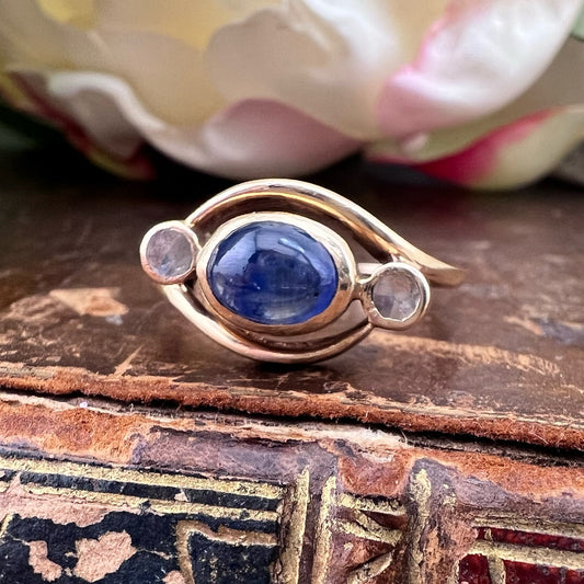 Anello oro 12k zaffiro e diamanti. Italia c. 1920