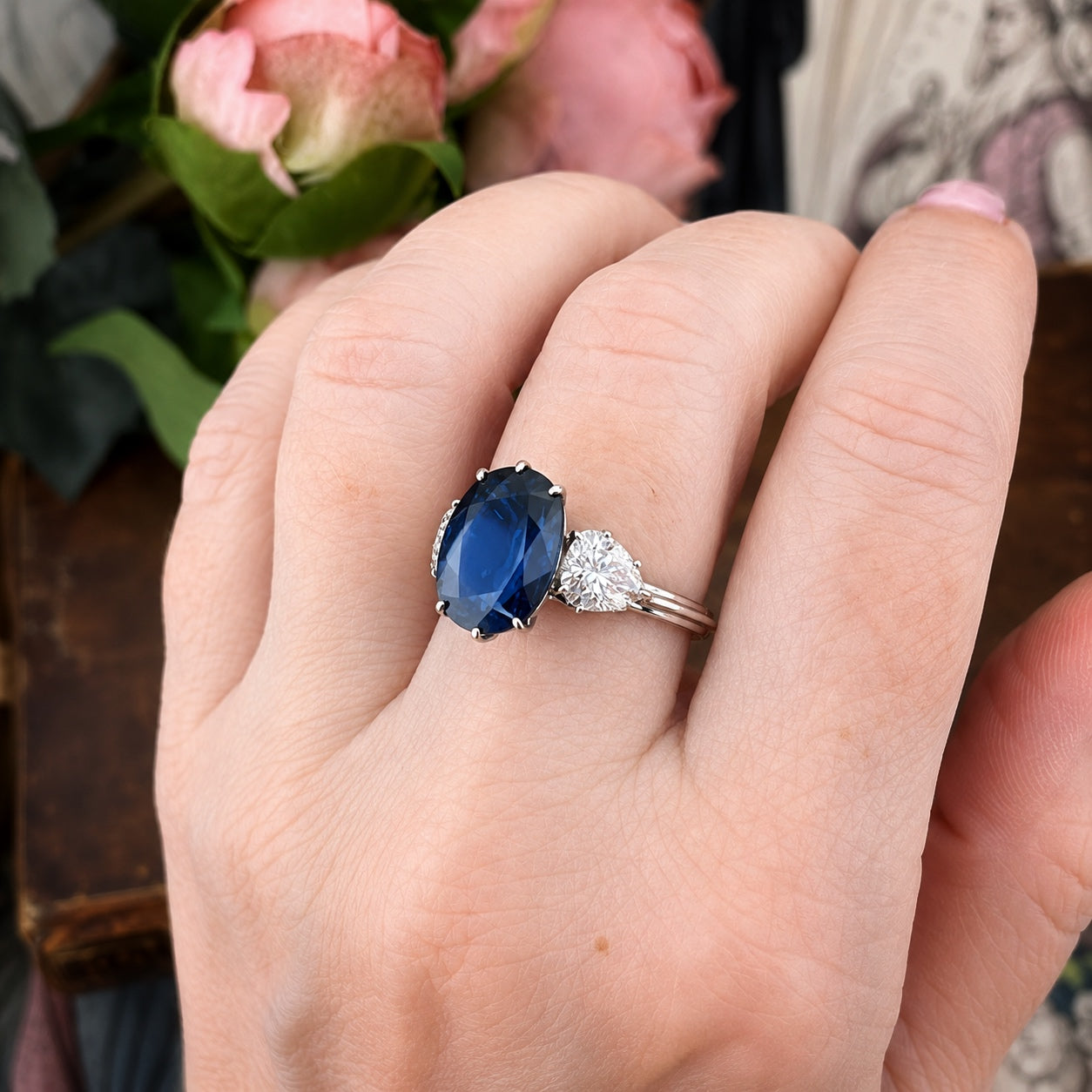 Importante anello trilogy in oro bianco 18 kt con zaffiro naturale da 6 ct e diamanti a goccia da 1,80 ct. complessivi