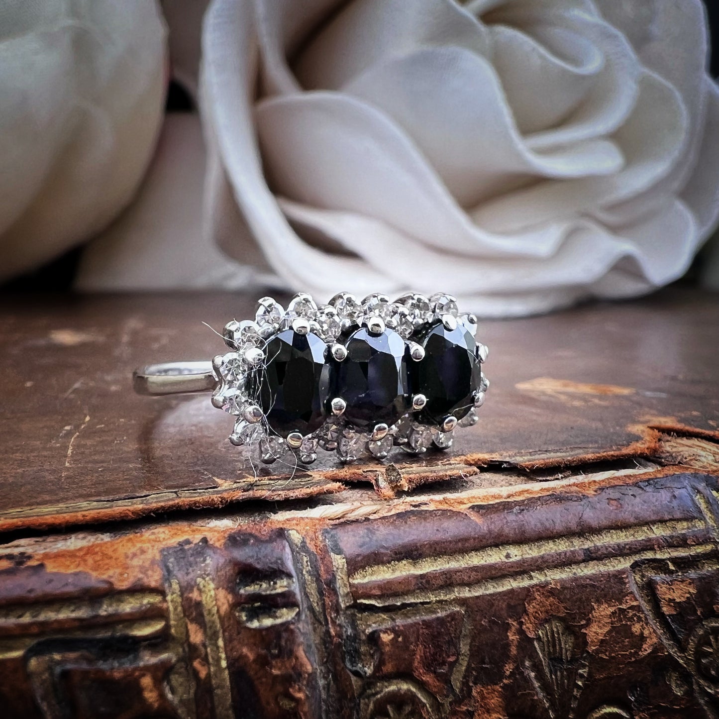 Anello Vintage in Oro Bianco 9 ct con Zaffiri e Diamanti – Londra, 1987
