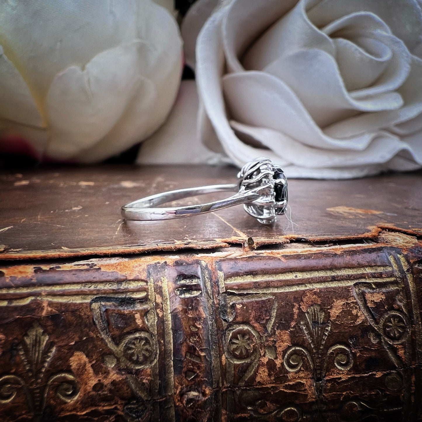 Anello Vintage in Oro Bianco 9 ct con Zaffiri e Diamanti – Londra, 1987