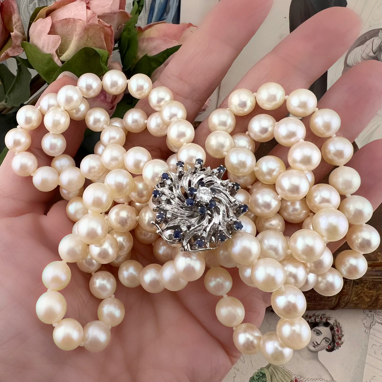 Collana girocollo a due fili di perle Akoya con chiusura in oro bianco 18 kt con diamanti e zaffiri