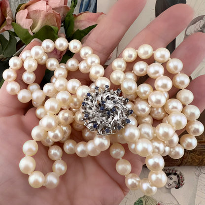 Collana girocollo a due fili di perle Akoya con chiusura in oro bianco 18 kt con diamanti e zaffiri