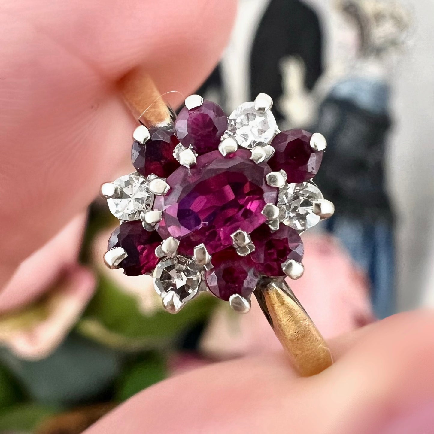 Anello margherita vintage in oro 18 kt con rubini e diamanti, anni ’60